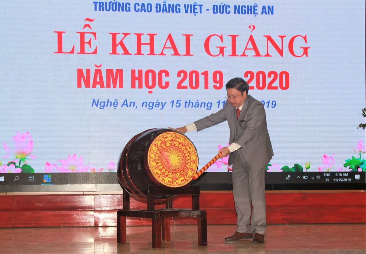 và đánh trống khai giảng.