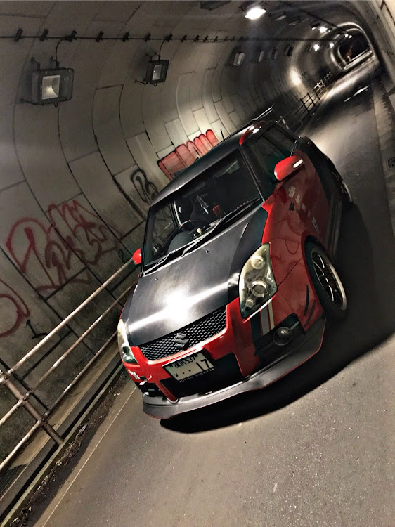スイフトスポーツの深夜のトンネル・T.S FACTORY・自作手切りステッカーに関するカスタム事例の投稿画像1枚目