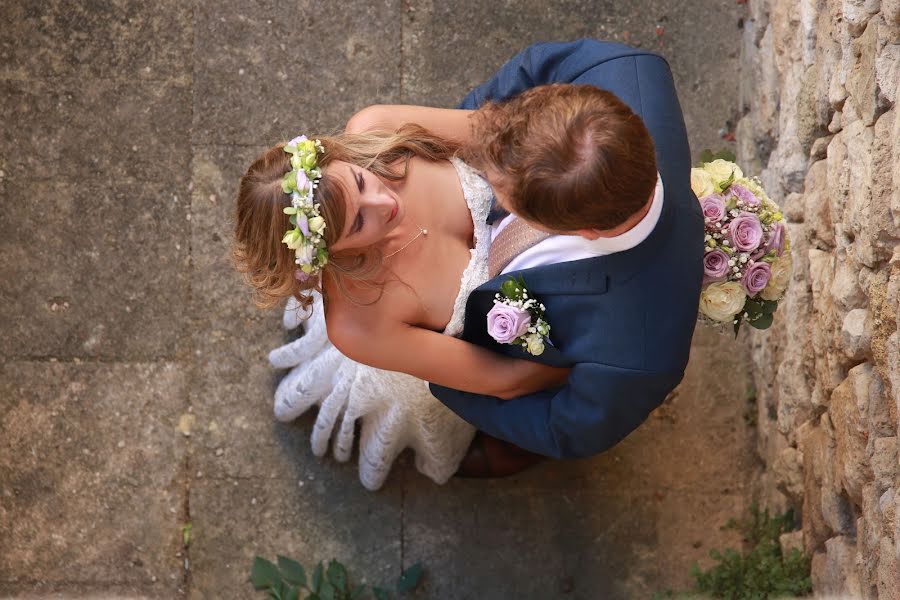 Fotografo di matrimoni Isabelle Bez (isabellebez). Foto del 2 ottobre 2019