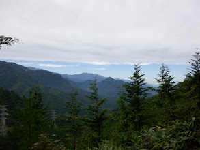 手前の尖った山は鍬ノ峰