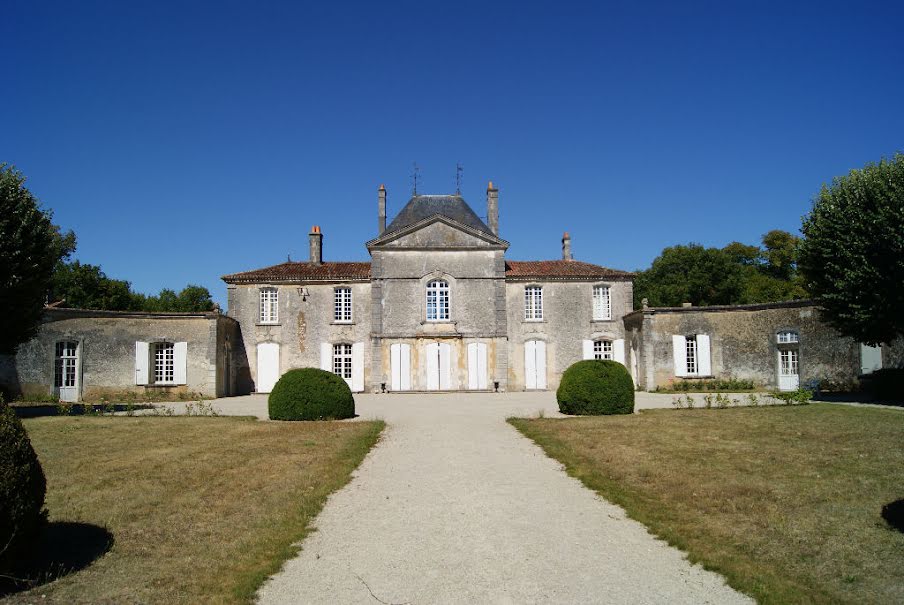 Vente maison 12 pièces 556 m² à Saint-Jean-d'Angély (17400), 662 500 €