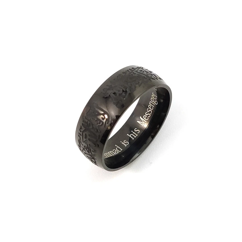 Anillo de Doctrina Dorado y Negro con Grabado de Letras Elegante. Luce un estilo único. Elige el tuyo para una declaración audaz y con clase.