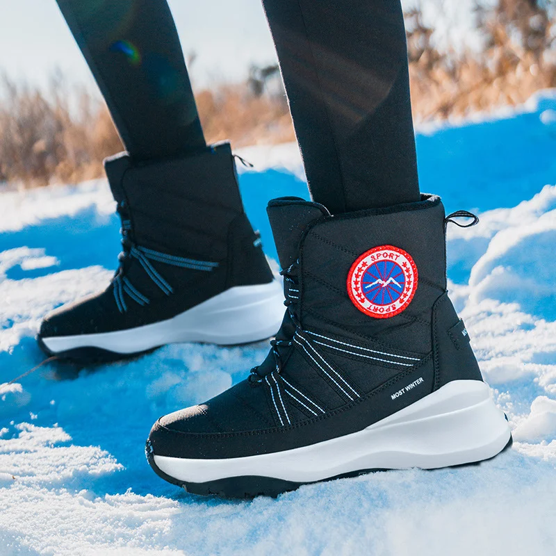 Botas de nieve para mujer con forro polar, cortas y gruesas, ideales para mantener los pies cálidos y cómodos en invierno.