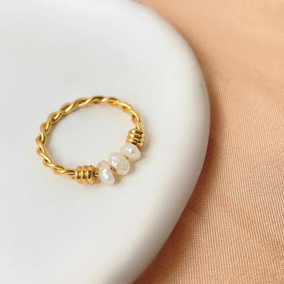 Bague torsadée en pâte frite enroulée à la main de perles d'eau douce naturelles. Élégance artisanale, un bijou unique pour sublimer votre doigt.