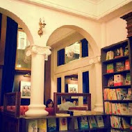 Moooon River Cafe & Books