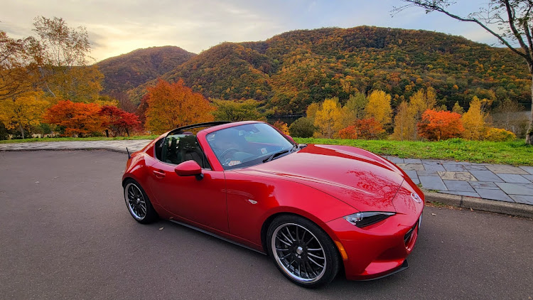ロードスターのオープンカーのある生活・クルマ好きと繋がりたい・紅葉と愛車・ツーリング最高・定山渓レイクラインに関するカスタム事例の投稿画像1枚目
