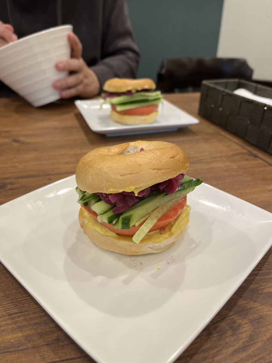 Brown rice bagel with vegetables