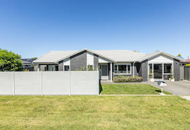 House with garden and terrace 2