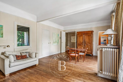 Living room with sofa, table and antique wardrobe - Luxury apartment / penthouse for sale in Paris 16ème, 4 rooms, 2 bedrooms