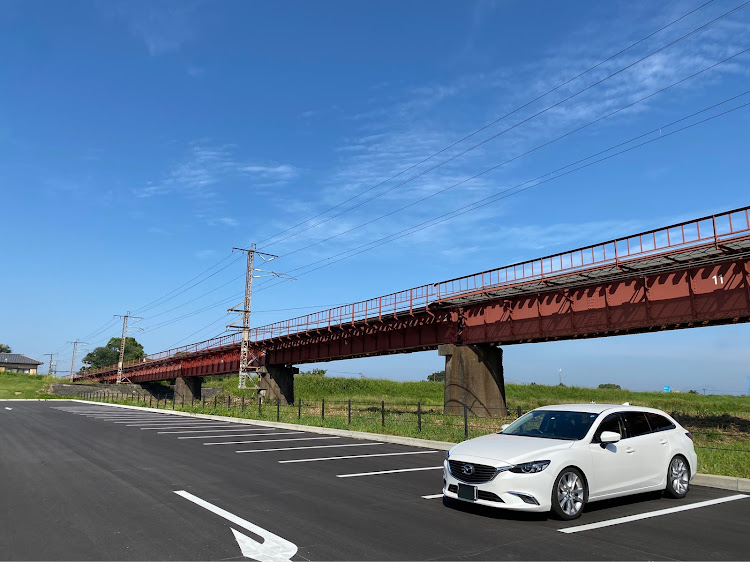 アテンザワゴンの車高調整・低そうで低くない少し低い車・夏の終わりに関するカスタム事例の投稿画像1枚目