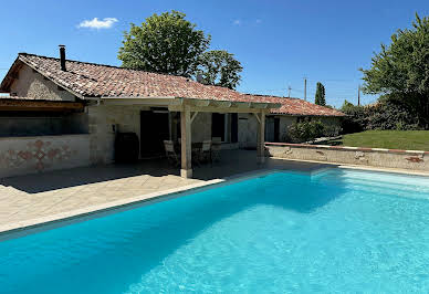 Maison avec piscine et jardin 11