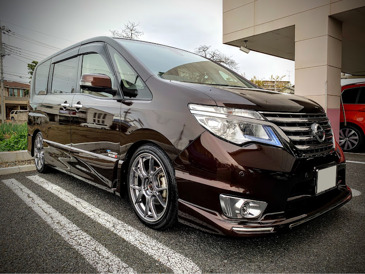 セレナのC26セレナ・SSR GTX02・駐車場でパシャリに関するカスタム事例の投稿画像1枚目