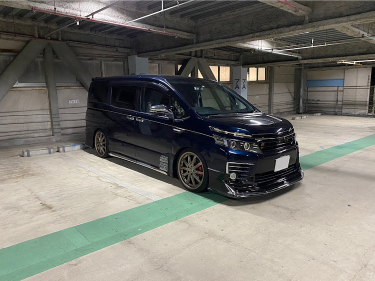 ヴォクシーの立体駐車場盛れる・車高調整・減衰力調整に関するカスタム事例の投稿画像2枚目