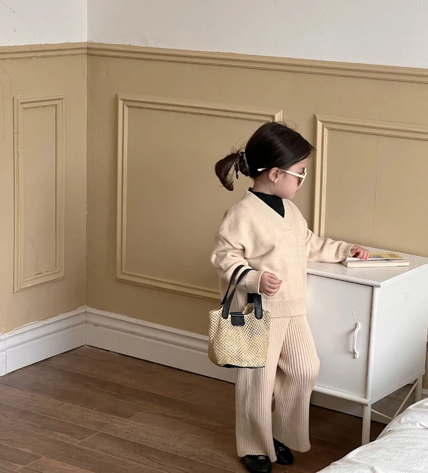 Kinder V-hals trui broekpak, biedt comfort en stijl voor kinderen, met een flared broek voor een trendy uitstraling, geschikt voor alle gelegenheden.