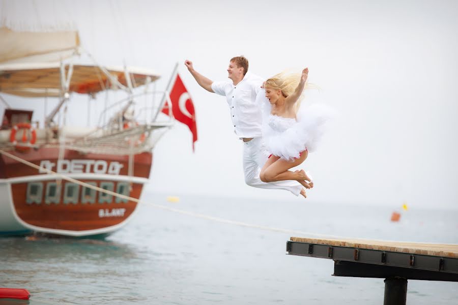 Fotógrafo de casamento Andrey Kalugin (andrkalugin). Foto de 25 de fevereiro 2014