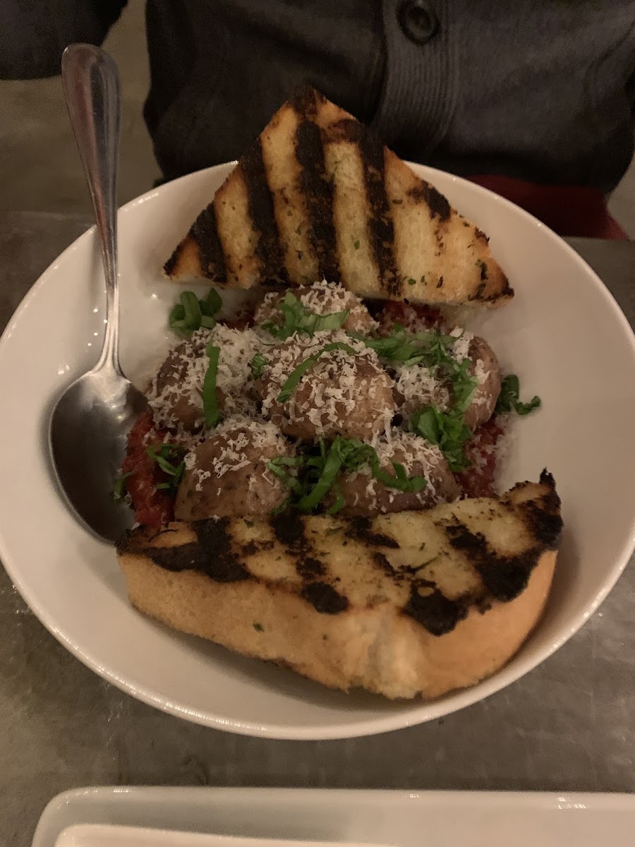 Meatballs with garlic bread