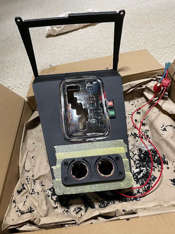 ソアラの自作シフトパネル・埋め込みUSB・埋め込みシガソケに関するカスタム事例の投稿画像2枚目