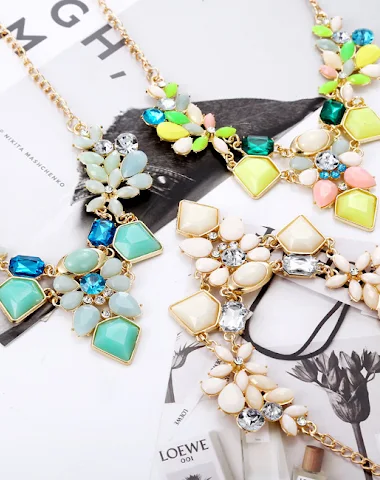 Geometric resin street beat necklac - 2