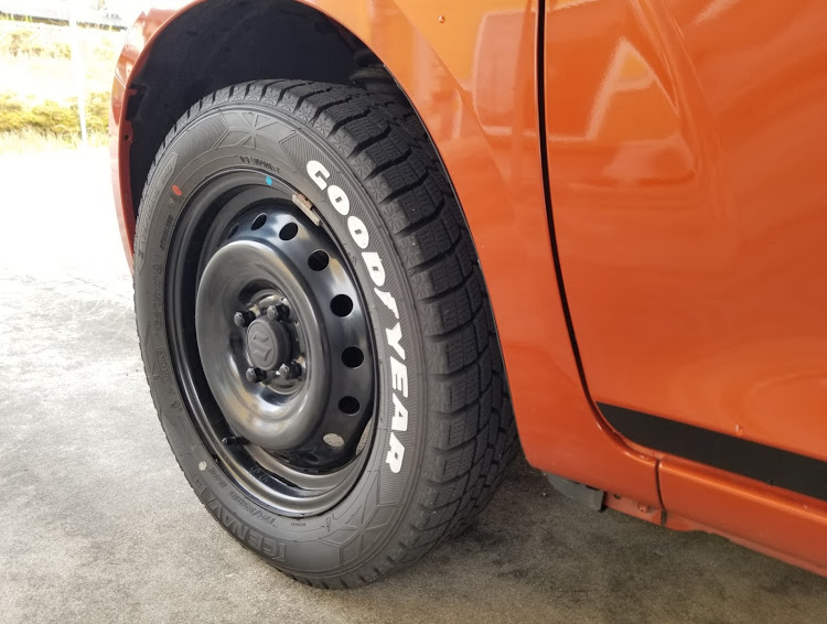 イグニスの鉄チンホイール・MG・ナット交換・センターキャップに関するカスタム事例の投稿画像2枚目