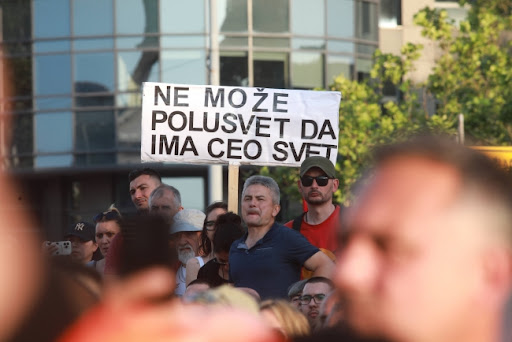 Advokat: U nošenju lutke koja liči na Vučića na protestu nema elemenata krivičnog dela