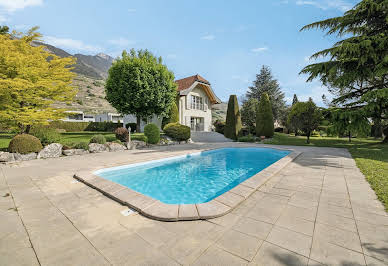 Maison avec piscine et jardin 9