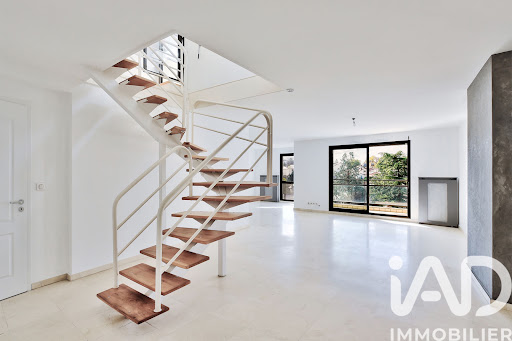 Property purchase in Lyon 3ème (69003) - Neighborhood Montchat - Modern staircase, bright interior, large windows