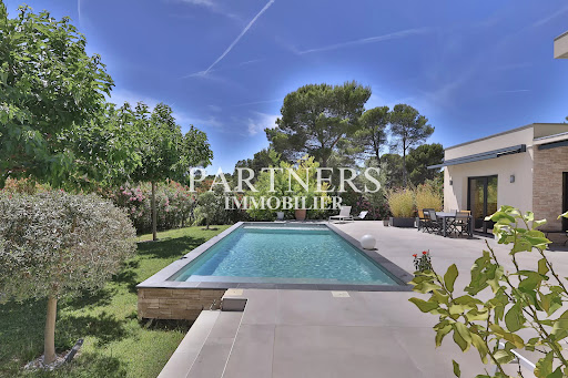House with pool 4
