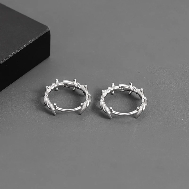 925 Zilveren Doorn Rotan Oorbellen Cold Style, voor een unieke look. Elegante oorbellen die perfect zijn voor een moderne en opvallende uitstraling.