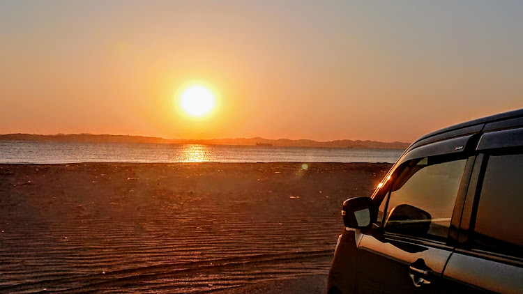 ワゴンRスティングレーの夕焼けと富士山・海辺でパシャり・夕焼けグラデーションに関するカスタム事例の投稿画像2枚目
