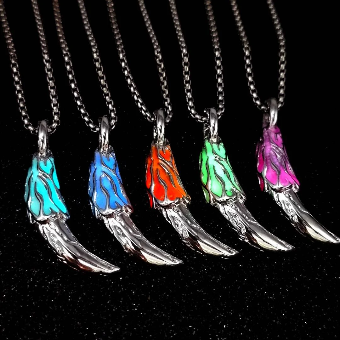 Title 2, Heren ketting met lichtgevende wolfstanden vlam...