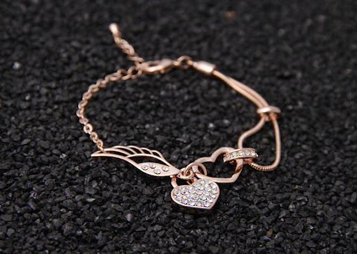 Title 5, Pulseira de asa de diamante
