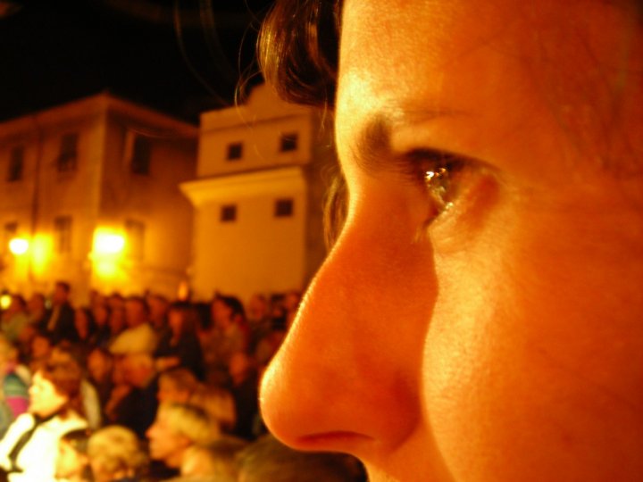 Guardando il teatro di strada di iperluca