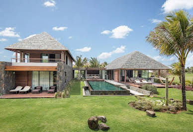 Villa with pool and garden 7