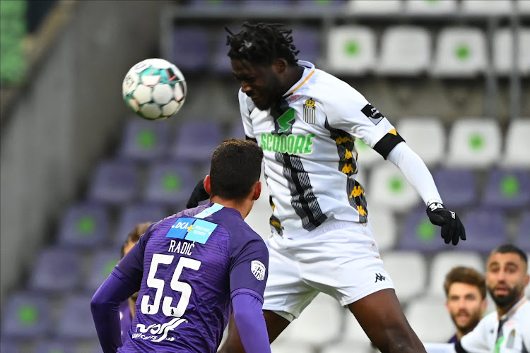 Speler van Charleroi houdt breuk over aan botsing met Brandon Mechele