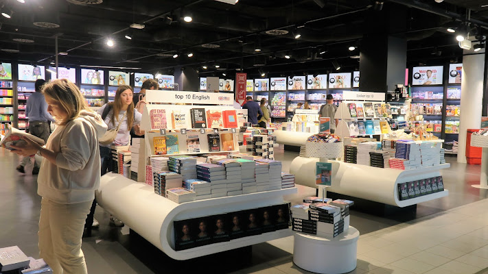 La libreria dell'aeroporto di Amsterdam. di Piera