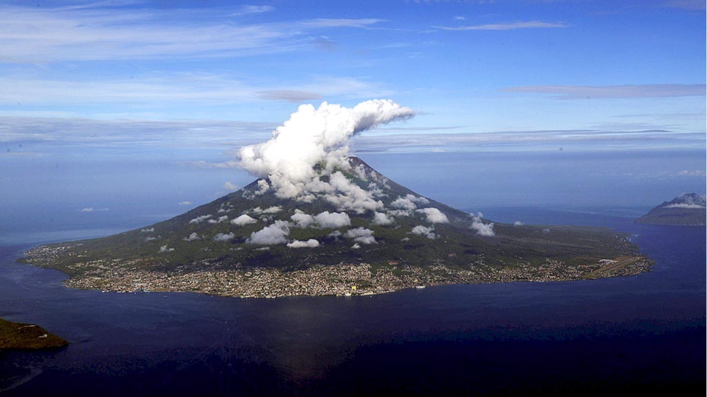 pulau gunung api ternate gamalama.jpg