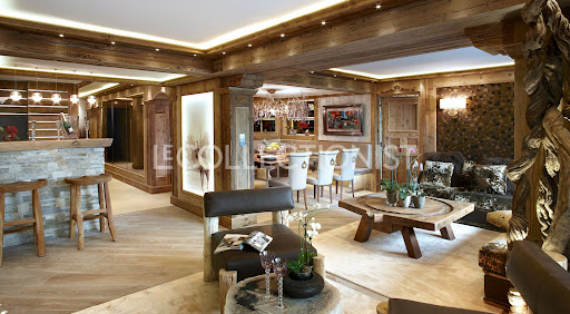 Living room and rustic wood bar, dining area - Luxury vacation rental house in Courchevel, 19 rooms, 6 bedrooms