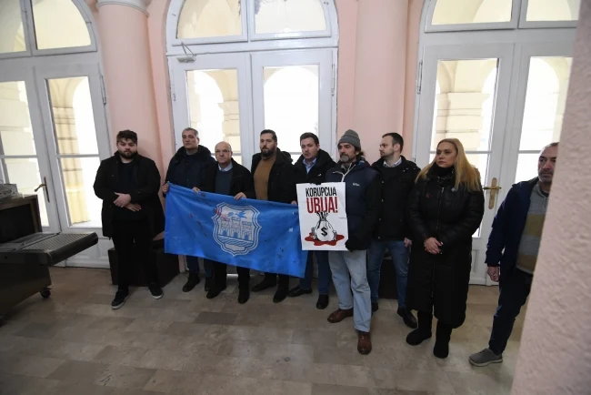 Odbornici i poslanici blokirali Gradsku kuću u Novom Sadu