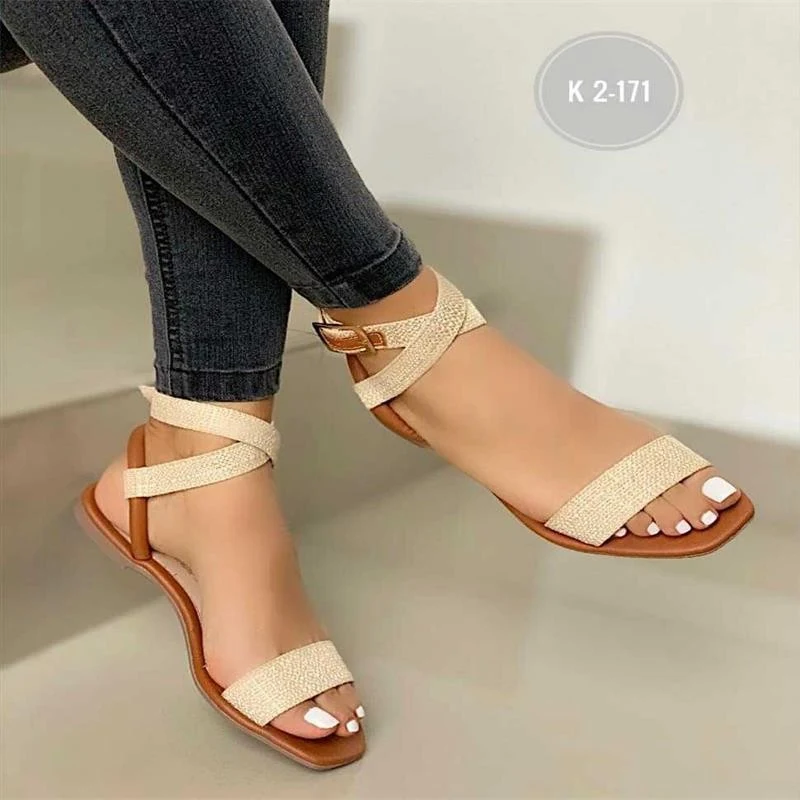 Sandales décontractées pour femmes grande taille à semelle plate. Confort et style au quotidien, idéales pour les promenades et un usage prolongé