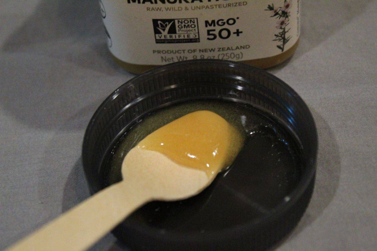 comvita manuka honey on spoon