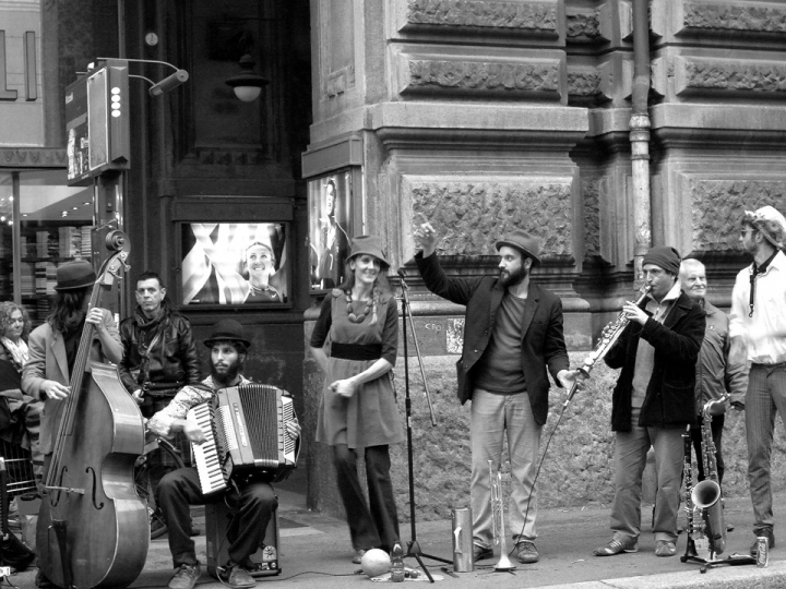 Artisti di strada in piazza... di Wilmanna