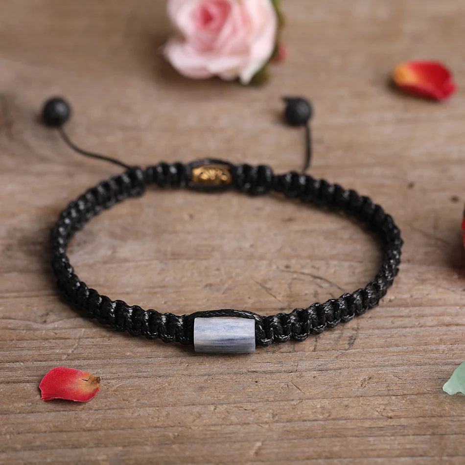 Enkellaags geweven bedel armband met prismatische natuursteen kralen. Een stijlvol accessoire om je dagelijkse look te verfraaien.