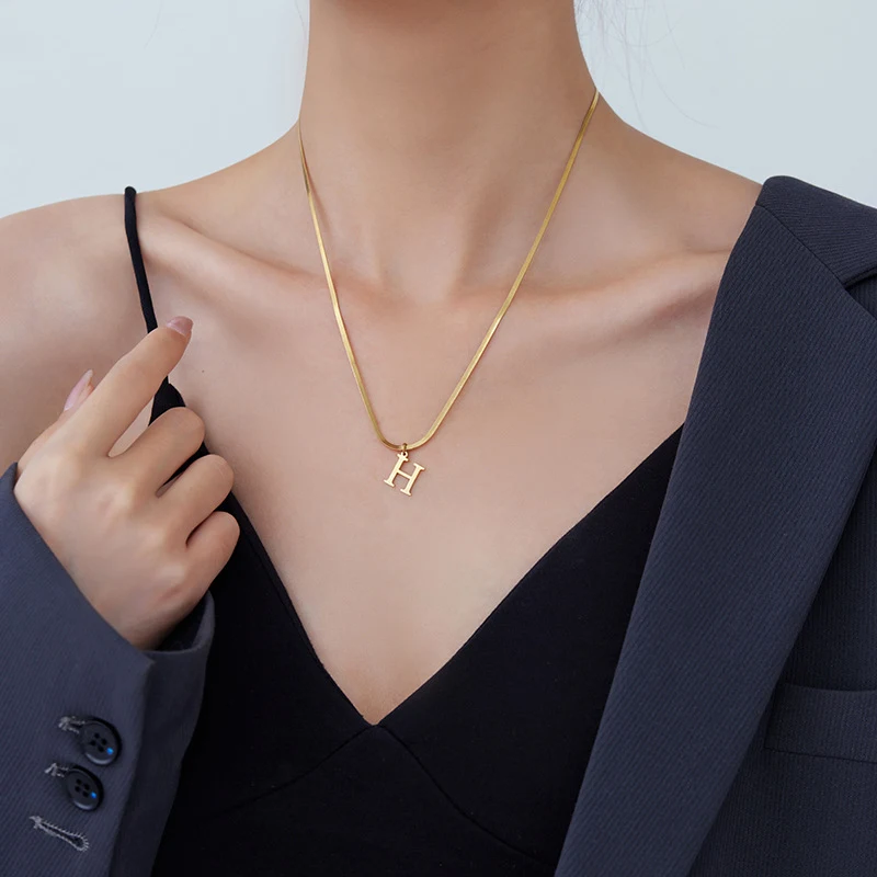 Collier en acier inoxydable lettre H, luxe léger pour femme, en acier titane, ras du cou. Élégance et raffinement.