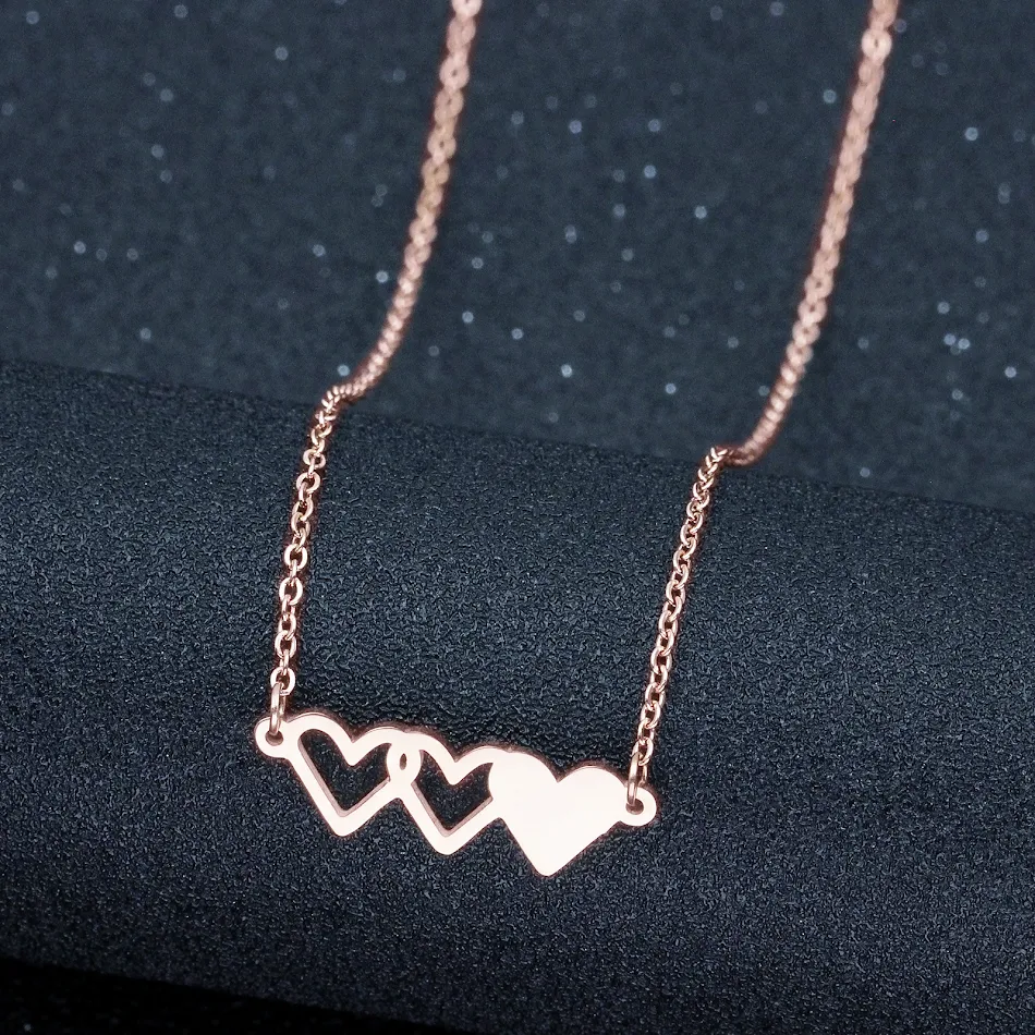 Collier en acier titane pour trois sœurs, cœur pêche. Un cadeau symbolique pour exprimer l'amour familial et l'unité entre sœurs.