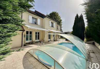 Maison avec piscine et terrasse 11