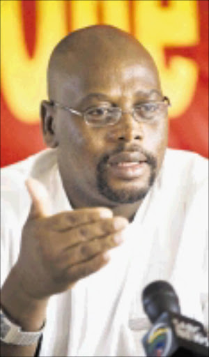 Cosatu president Sdumo Dlamini addresses the media at COSATU House today. Pic MaRtin Rhodes 2009/06/04 © Business day