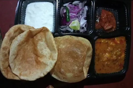 6 Puri With Aloo Ki Sabji