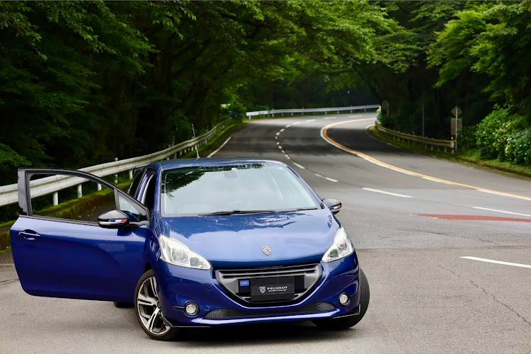208のプジョー・アネスト岩田ターンパイク・御所の入駐車場・カーグラフィックTV・ドアオープンショットに関するカスタム事例の投稿画像4枚目