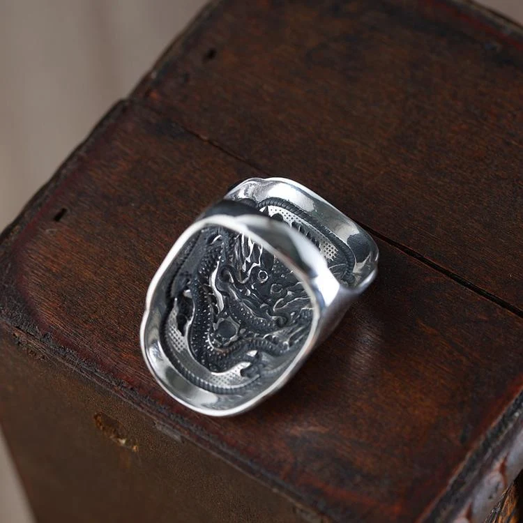 Mannelijke Dominerende Retro Drakenring. Toon je kracht met deze opvallende ring. Een statement accessoire voor de man die weet wat hij wil.