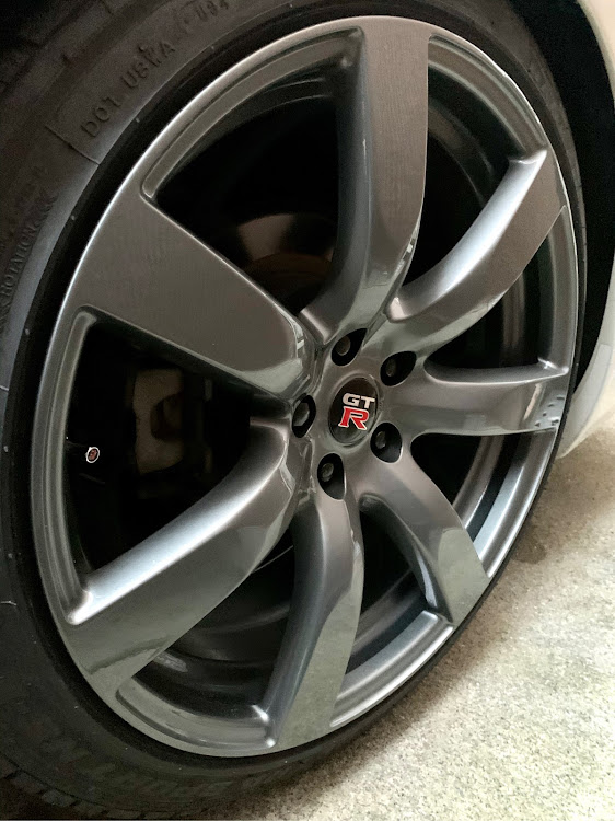 エルグランドのR35GTRホイール・左折でガリった・もう二度と傷つけないからねに関するカスタム事例の投稿画像1枚目